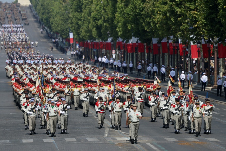Des soldats de la 2e brigade blindée défilent sur l'avenue des Champs-Élysées à Paris, le 14 juillet 2026