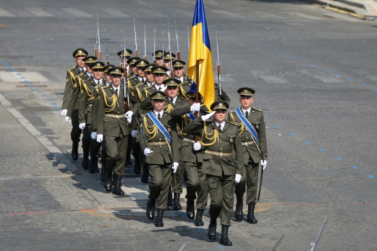 Des troupes ukrainiennes défilent avec la coalition de volontaires de nations étrangères invitées lors du défilé militaire annuel sur l'avenue des Champs-Élysées à Paris, le 14 juillet 2026