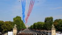 La Patrouille de France (PAF) survole le défilé militaire annuel sur l'avenue des Champs-Élysées, le 14 juillet 2026 à Paris