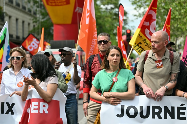 La secrétaire générale de la CFDT, Marylise Léon (g), et la secrétaire générale de la CGT, Sophie Binet (2e d), lors du défilé marquant la Journée internationale des travailleurs, le 1er mai 2026 à Paris