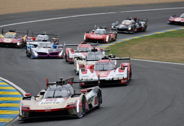 Départ des concurrents des 24h du Mans, le 14 juin 2025