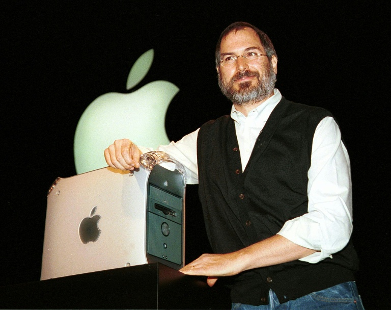 Le PDG par intérim et cofondateur d'Apple Computer, Steve Jobs, présente le nouvel ordinateur Power Mac G4, désormais disponible au public, le 31 août 1999 à San Francisco, en Californie