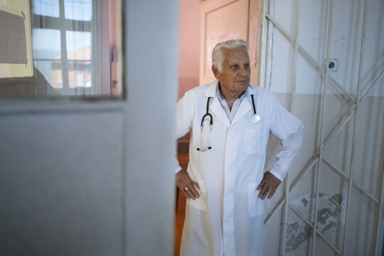 Le docteur Apostolov, médecin généraliste de 90 ans, attend ses patients dans son cabinet à Skrat, un village au pied du massif de la Belassitsa en Bulgarie, le 15 juillet 2026
