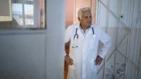 Le docteur Apostolov, médecin généraliste de 90 ans, attend ses patients dans son cabinet à Skrat, un village au pied du massif de la Belassitsa en Bulgarie, le 15 juillet 2026