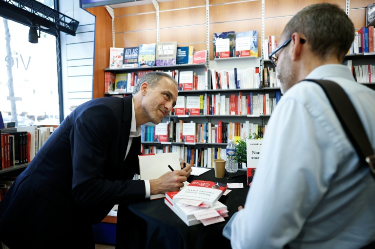 Raphaël Glucksmann signe un exemplaire de son livre 