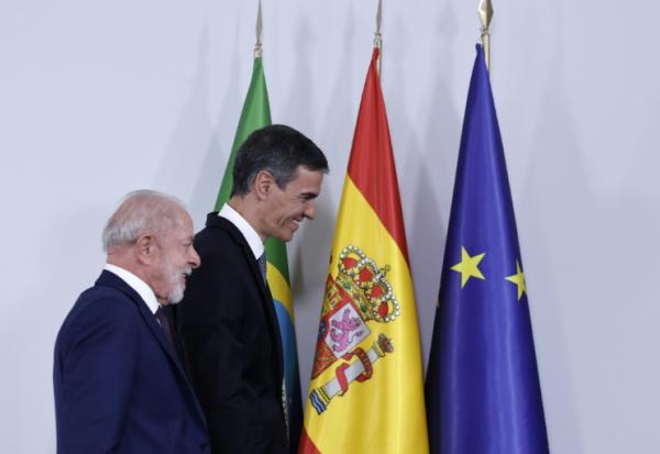 Le président brésilien Luiz Inacio Lula da Silva (à gauche) et le Premier ministre espagnol Pedro Sanchez, le 17 avril 2026 à Barcelone

