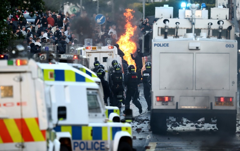 Affrontements entre la police et des manifestants à Glengormley, dans le nord de Belfast, le 10 juin 2026 en Irlande du Nord