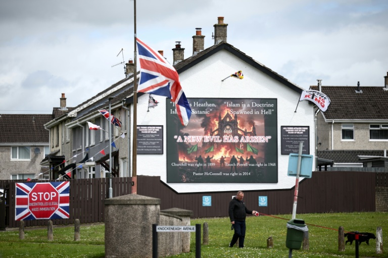 Une fresque murale anti-islam et une banderole anti-immigration à Whiteabbey, dans le nord de Belfast, en Irlande du Nord, le 12 juin 2026