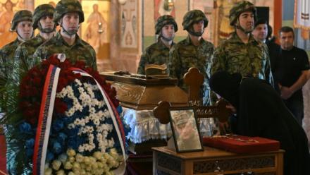 Des membres des forces armées serbes encadrent le cercueil de Ratko Mladic lors de l'hommage public à l'église Saint Luka de Belgrade, le 7 septembre 2026 en Serbie