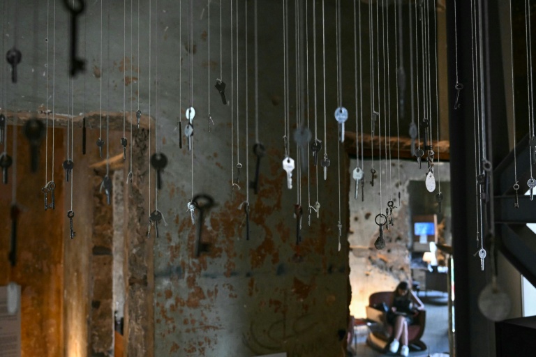 Des clefs suspendues, reliques de maisons détruites par Israël dans le sud du Liban, figurent au nombre des oeuvres exposées dans un musée de Beyrouth, le 17 juillet 2026 