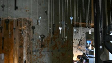 Des clefs suspendues, reliques de maisons détruites par Israël dans le sud du Liban, figurent au nombre des oeuvres exposées dans un musée de Beyrouth, le 17 juillet 2026 