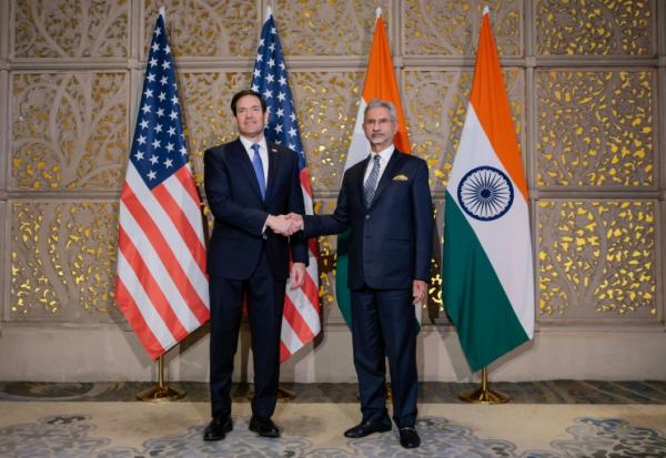 Poignée de mains entre le secrétaire d’État américain Marco Rubio (g) et le ministre indien des Affaires étrangères Subrahmanyam Jaishankar au Taj Mahal Palace Hotel, à Bombay, le 20 octobre 2026.