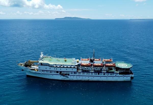 Photo aérienne prise le 30 mars 2026 du ferry Kalighat dans les eaux près de l'île Teressa, dans l'archipel indien des Andaman-et-Nicobar 