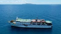 Photo aérienne prise le 30 mars 2026 du ferry Kalighat dans les eaux près de l'île Teressa, dans l'archipel indien des Andaman-et-Nicobar 