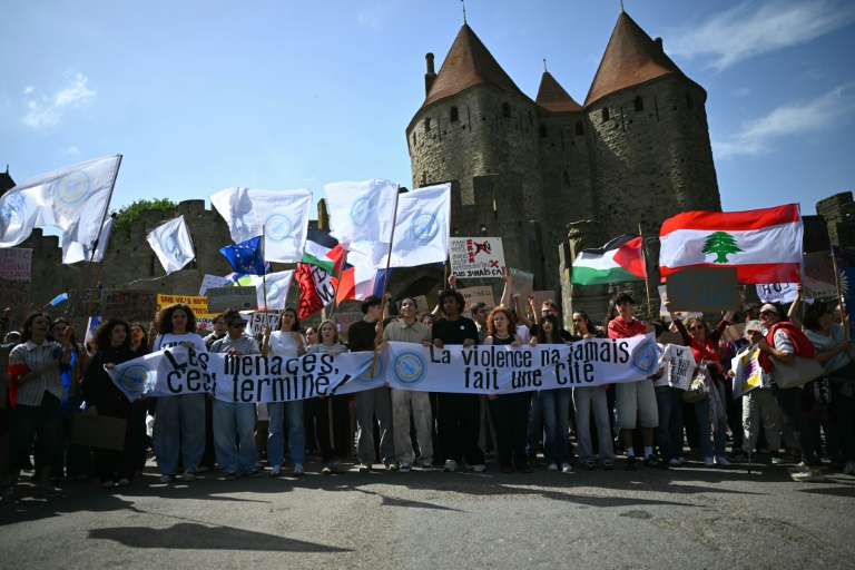 Des drapeaux libanais, palestinien et de l'UE lors d'une manifestation devant la citadelle médiévale, à l'appel du collectif 