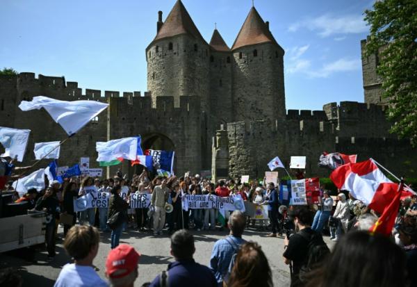 Manifestation devant la citadelle médiévale, à l'appel du collectif "Nous Carcassonne", pour protester contre les décisions prises par le maire du Rassemblement National Christophe Barthès, le 29 avril 2026 à Carcassonne, dans l'Aude