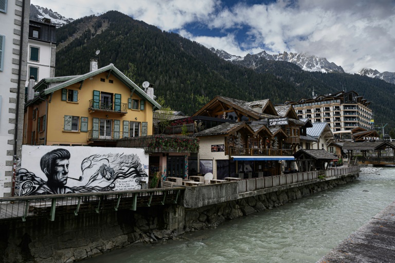 Des chalets et appartements dans le centre-ville de Chamonix, le 24 avril 2025 en Haute-Savoie
