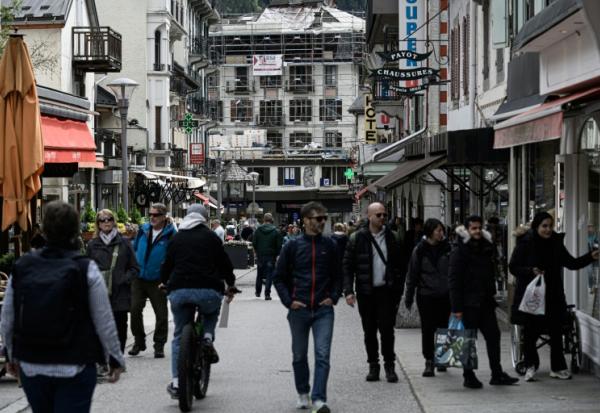 Des touristes dans une rue de Chamonix, le 24 avril 2025 en Haute-Savoie