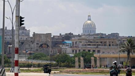 Un feu de circulation éteint dans une rue de La Havane lors d'une panne d'électricité nationale à Cuba, le 14 juillet 2026