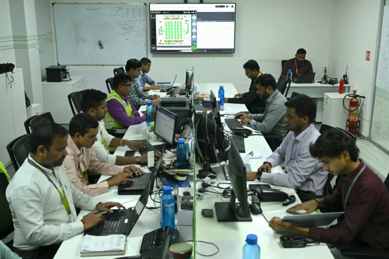 Des employés travaillent dans le centre opérationnel de Sify Infinit Spaces, une usine qui produit de la fibre optique pour des centres de données, à Rabale, Navi Mumbai, en Inde, le 20 juillet 2026