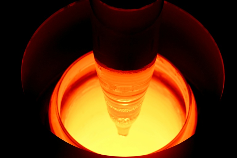 Fibre optique de verre en cours de fabrication dans l'usine de Sterlite Technologies Limited (STL), à Chhatrapati Sambhaji Nagar, dans l'Etat de Maharashtra, en Inde, le 9 juillet 2026