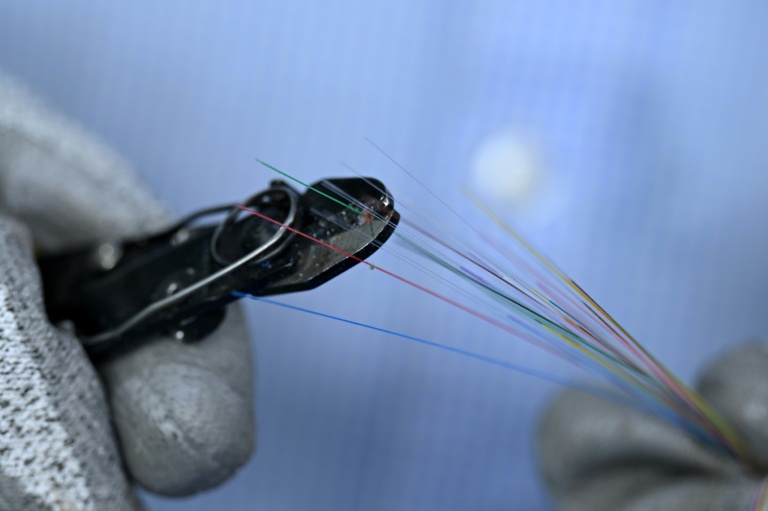 Un employé inspecte des câbles de fibre optique dans l'usine de Sterlite Technologies Limited (STL) à Chhatrapati Sambhaji Nagar, dans l'Etat de Maharashtra, en Inde, le 9 juillet 2026
