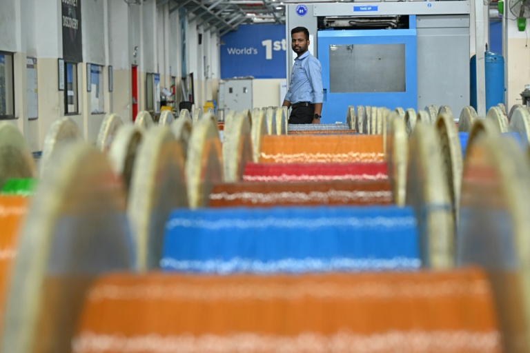 Un employé passe devant des câbles de fibre optique dans l'usine de Sterlite Technologies Limited (STL) à Chhatrapati Sambhaji Nagar, dans l'Etat de Maharashtra, en Inde, le 9 juillet 2026