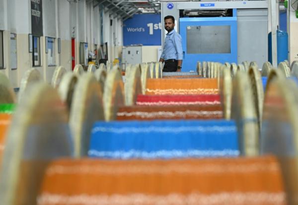 Un employé passe devant des câbles de fibre optique dans l'usine de Sterlite Technologies Limited (STL) à Chhatrapati Sambhaji Nagar, dans l'Etat de Maharashtra, en Inde, le 9 juillet 2026