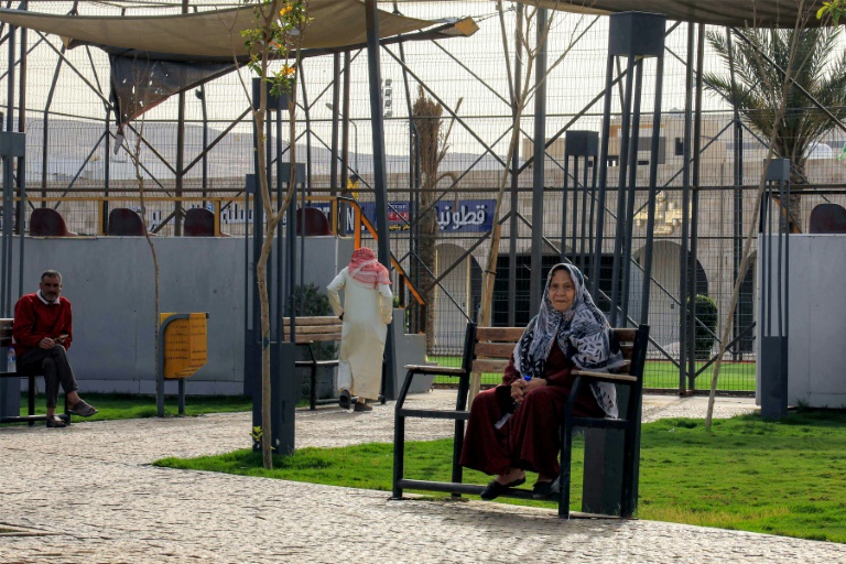 Des habitants dans un parc près de nouveaux projets de logements à Derna, dans l'est de la Libye, le 15 mai 2026