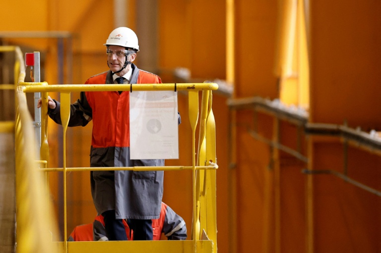 Le président Emmanuel Macron visite le site d'ArcelorMittal à Dunkerque, le 10 février 2026 dans le Nord