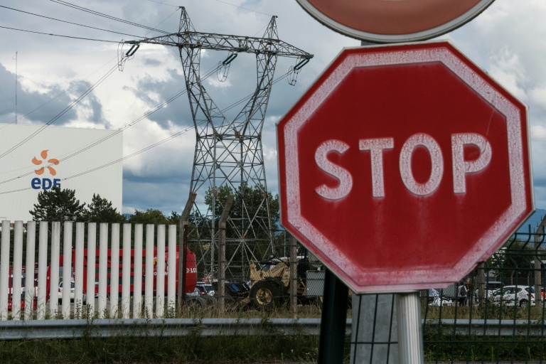 Un panneau STOP devant la centrale de Fessenheim dans le Haut-Rhin le 29 juin 2020