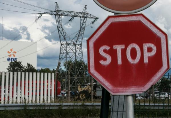 Un panneau STOP devant la centrale de Fessenheim dans le Haut-Rhin le 29 juin 2020