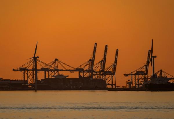 Grues et éoliennes à Port de Bouc le 17 mars 2026, dans le secteur de Fos-sur-Mer, qui abrite le quatrième complexe pétrochimique d'Europe.