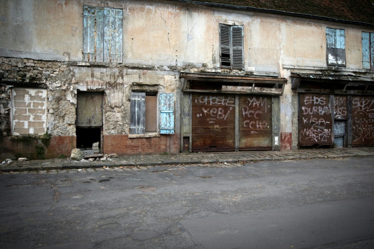 Une rue du village abandonné de Goussainville, le 26 novembre 2013, dans le Val-d'Oise