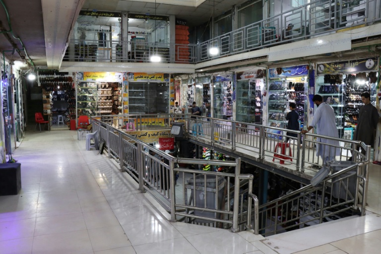 Des commerçants afghans attendent des clients dans un centre commercial, le 30 juin 2026 à Hérat, dans l'ouest de l'Afghanistan 