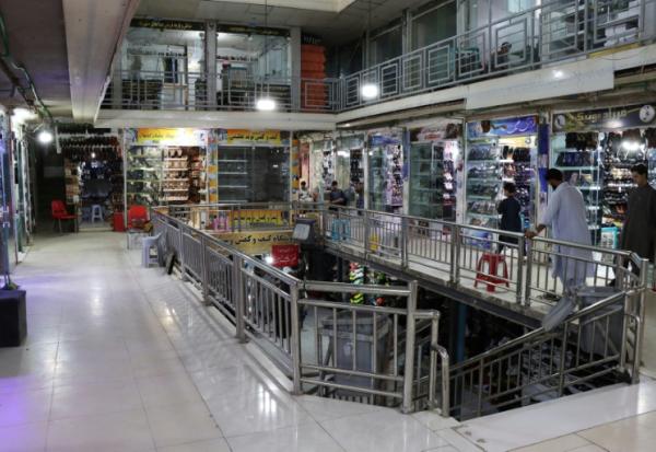 Des commerçants afghans attendent des clients dans un centre commercial, le 30 juin 2026 à Hérat, dans l'ouest de l'Afghanistan 