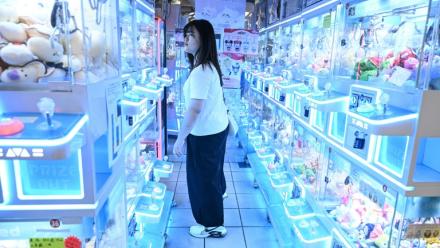 Une cliente dans une salle de machines à pinces à Hong Kong, le 11 mai 2026