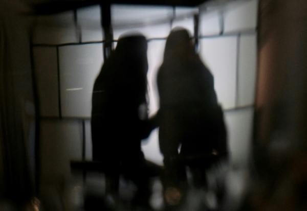 Des étudiantes de l'université de Hong Kong victimes de deepfakes pornographiques - B. et C. - regardent leur téléphone, le 29 juillet 2025 à Hong Kong