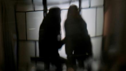 Des étudiantes de l'université de Hong Kong victimes de deepfakes pornographiques - B. et C. - regardent leur téléphone, le 29 juillet 2025 à Hong Kong