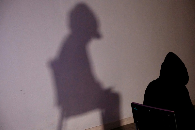 Janice, dont de fausses images obscènes ont été envoyées à ses proches, pose le 22 juillet 2025 à Hong Kong