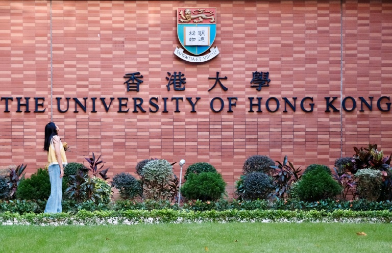 Une femme passe devant un bâtiment de l'université de Hong Kong le 7 août 2025