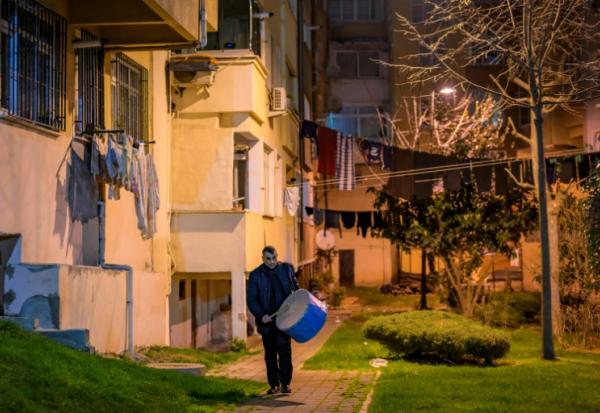 Un joueur de davul, tambour à deux faces, sonne l'heure du dernier repas avant d'entamer le jeûne du ramadan à l'aube, le 24 février 2026 à Istanbul