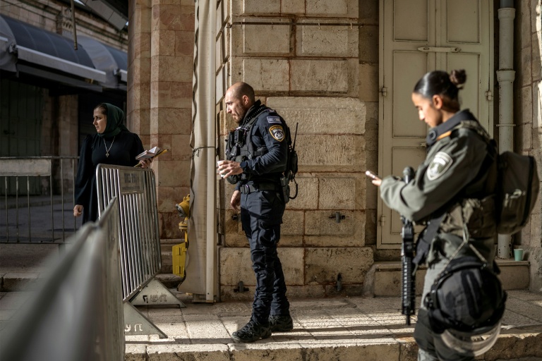 Barrage de la police israélienne filtrant les accès à l’église du Saint-Sépulcre où est célébrée la messe de Pâques, à huis clos en raison de la guerre, dans la vieille ville de Jérusalem, le 5 avril 2026 