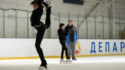 La jeune patineuse ukrainienne Katia, 11 ans, s'entraîne à Kiev, le 16 octobre 2026 
