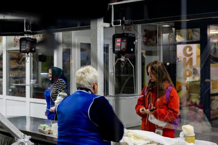 Anastassiia Jmoutska achète du fromage dans un supermarché, après son travail, le 13 octobre 2026 à Kiev, en Ukraine