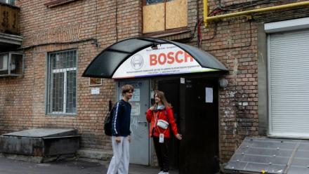 Anastassiia Jmoutskaet son fils Oreste se rendent à l'école après une alerte aérienne, à Kiev, le 13 octobre 2026 en Ukraine
