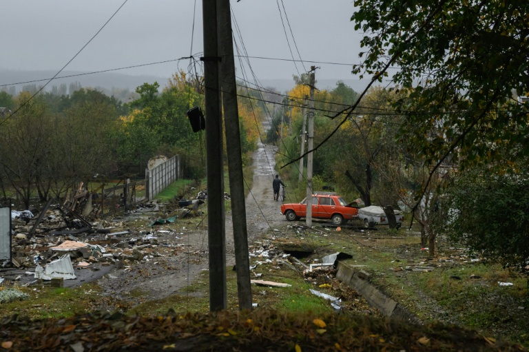 Des maisons détruites par des bombardements, à Droujkivka, dans la région de Donetsk, dans l'est de l'Ukraine, le 10 octobre 2025