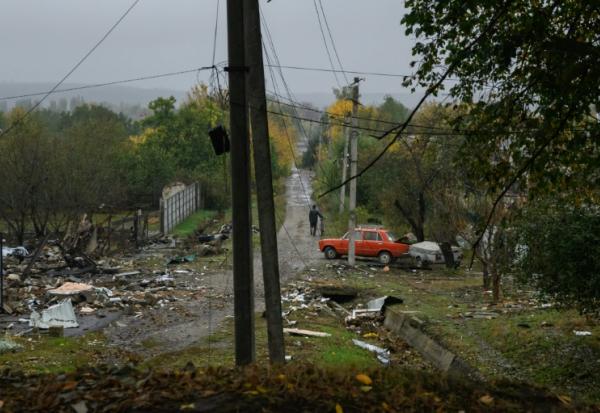 Des maisons détruites par des bombardements, à Droujkivka, dans la région de Donetsk, dans l'est de l'Ukraine, le 10 octobre 2025