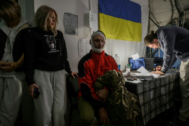 Un soldat ukrainien (C) blessé par un drone attend d'être soigné dans un centre de stabilisation, près de la ligne de front dans la région de Donetsk, dans l'est de l'Ukraine, le 10 octobre 2025 