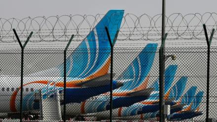 Des avions de la compagnie FlyDubai sont stationnés sur le tarmac de l'aéroport international de Dubaï, le 2 mars 2026